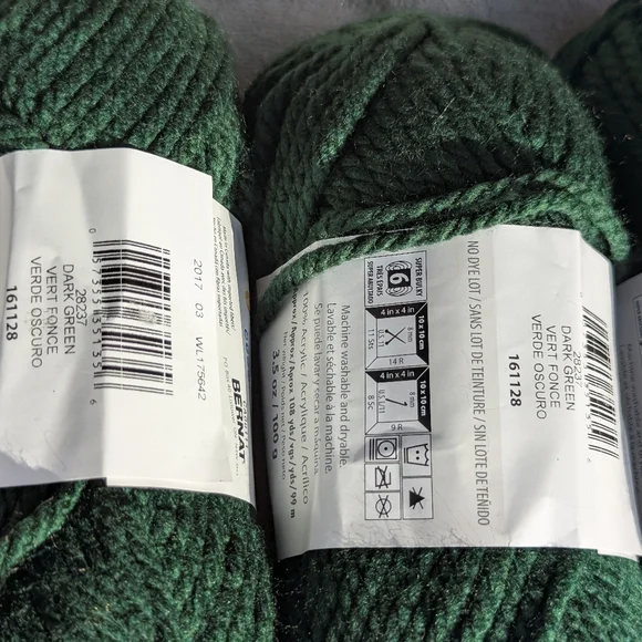 Bernat Softee Chunky Yarn in Dark Green, 4 Skiens Same Lot+ 1 Large Skien, Lot 1 - Picture 7 of 12